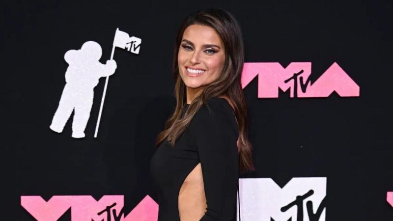 Nelly Furtado bejelentette, hogy visszavonul a zenei életből, ezzel sok rajongóját meglepve. Az énekesnő, aki több mint két évtizede van a zeneiparban, számos slágert és emlékezetes albumot tudhat a háta mögött. A döntése mögött személyes okok állnak, és 