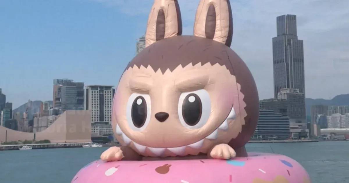 Egy hatalmas úszó Labubu bukkant fel Hongkong festői kikötőjében.