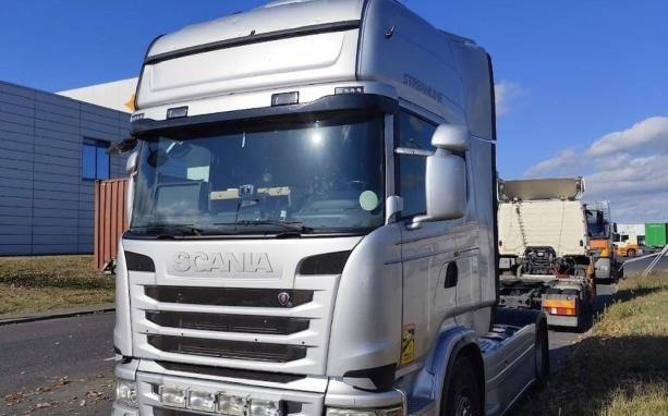 Hamis iratokkal és ál-rendszámokkal próbálkozott, hogy bejusson a gyár területére – de lebukott!