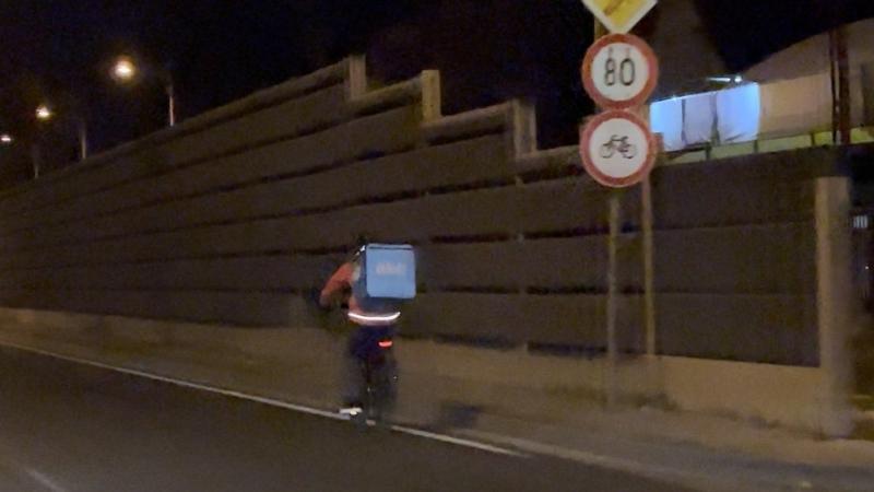 Videó: Éjjel az M3-as autópályán száguldozott egy furcsa bringás futár – Totalcar