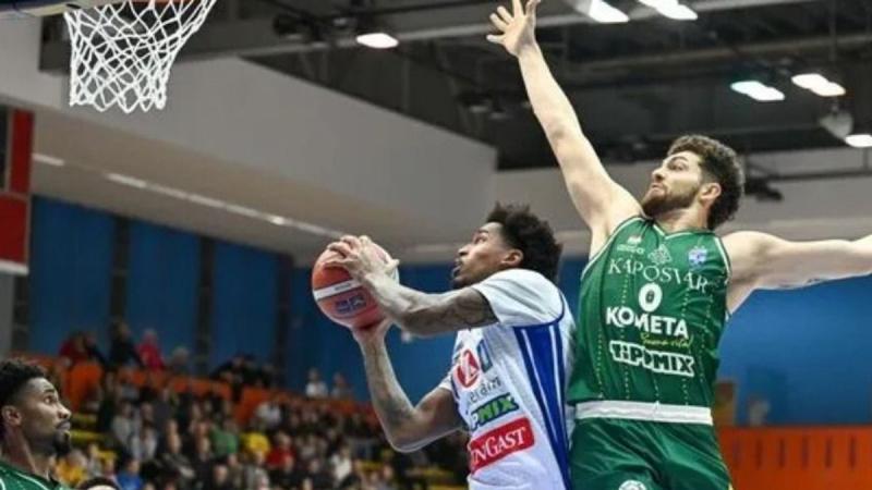 A felvételen látható, hogy a magyar csapat légiósa összeütközésbe került egy szurkolóval, ami komoly felháborodást váltott ki.