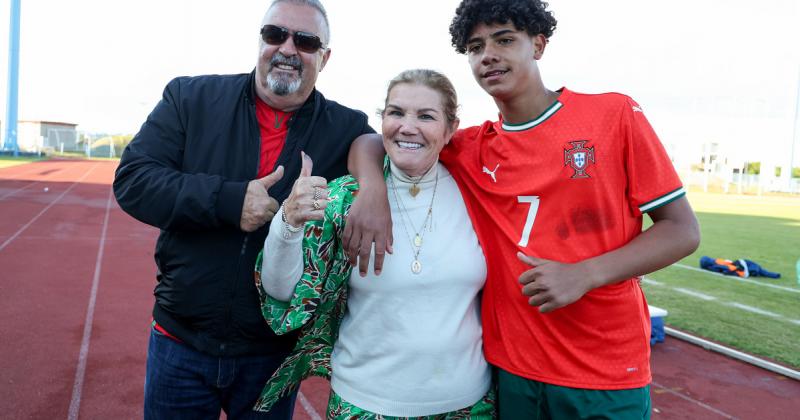 Cristiano Ronaldo fia történelmi pillanatot élt át, amikor megszerezte első gólját a portugál U16-os válogatott színeiben. Ez az esemény nemcsak a család számára jelentett örömet, hanem a fiatal tehetség jövőbeli karrierjének ígéretes kezdetét is szimboli