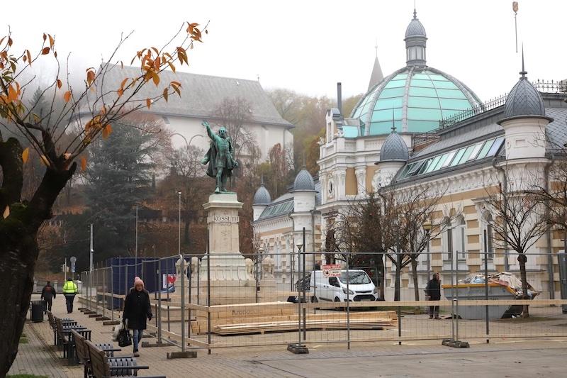 Részben elzárták az Erzsébet teret, és megkezdődött az ikonikus épület lebontása.